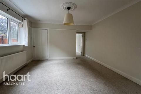 4 bedroom detached house to rent, New Road, Ascot, SL5 8PZ