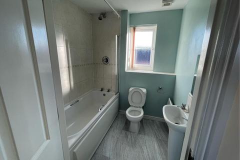 2 bedroom flat for sale, Robin Road, Oakley Vale, Corby, NN18