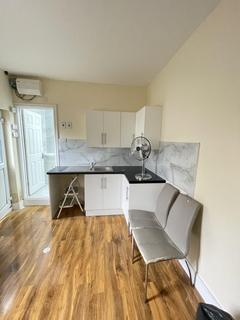 Studio to rent, Staines Road, Hounslow TW4