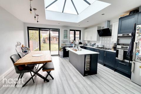 3 bedroom terraced house for sale, Applegarth Drive, Newbury Park