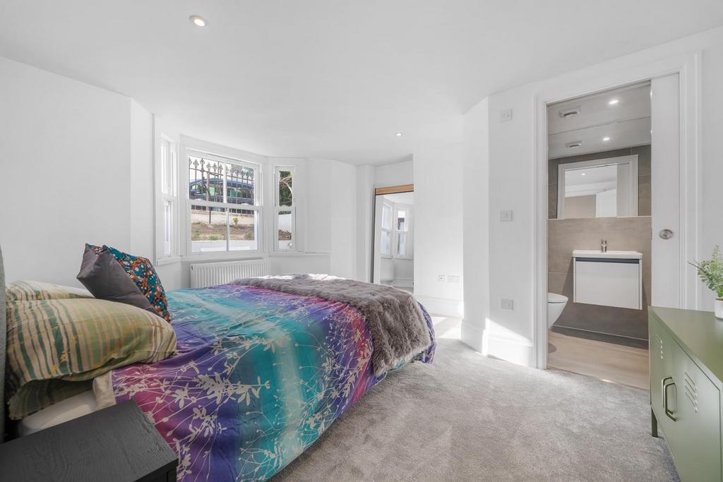 Bedroom 1.jpg