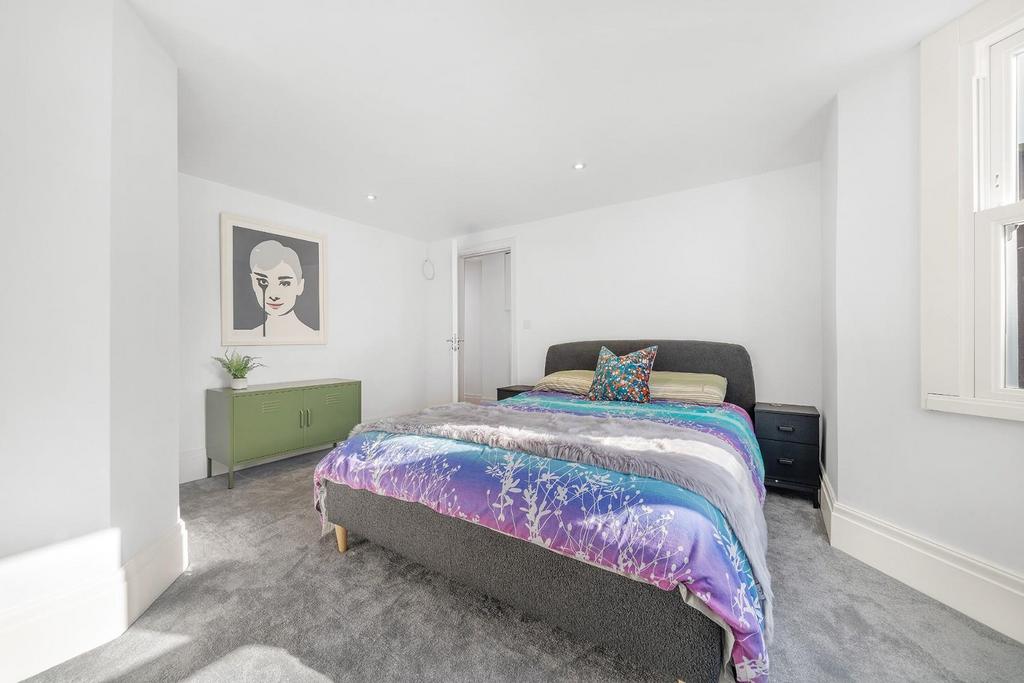 Bedroom 1 (3).jpg