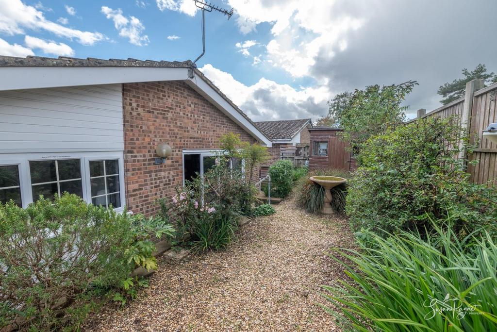 Whitehead Crescent, Wootton Bridge, Ryde 3 bed detached bungalow for