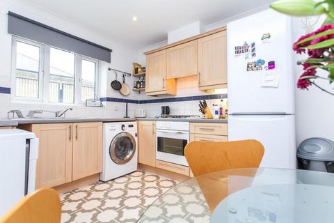 2 bedroom flat to rent, St. Pauls Way, Bow, London