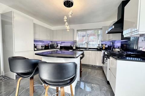 5 bedroom semi-detached house for sale, Heywood Road, Prestwich, M25