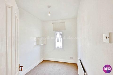 3 bedroom flat to rent, Fairfax Drive, Westcliff On Sea