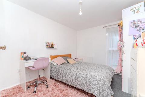 2 bedroom flat for sale, Garrick Close, W5