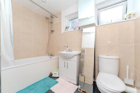 2 bedroom flat for sale, Garrick Close, W5