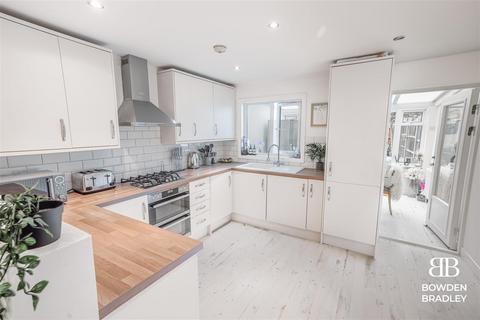 15 Alders Close, London, E11 3RZ