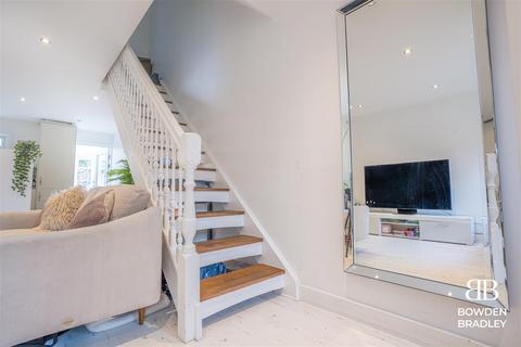15 Alders Close, London, E11 3RZ