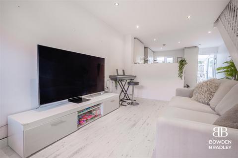 15 Alders Close, London, E11 3RZ