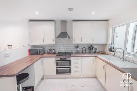 15 Alders Close, London, E11 3RZ