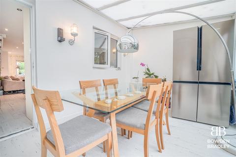 15 Alders Close, London, E11 3RZ