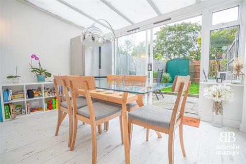 15 Alders Close, London, E11 3RZ