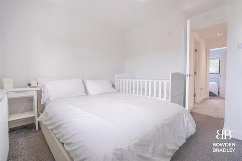 15 Alders Close, London, E11 3RZ