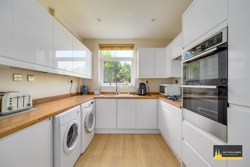 Arnold Avenue, Stivichall, Coventry... 3 bed semidetached house for