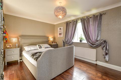 6 Fairacres, Tadworth, KT20 5QT