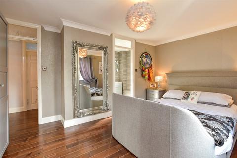 6 Fairacres, Tadworth, KT20 5QT