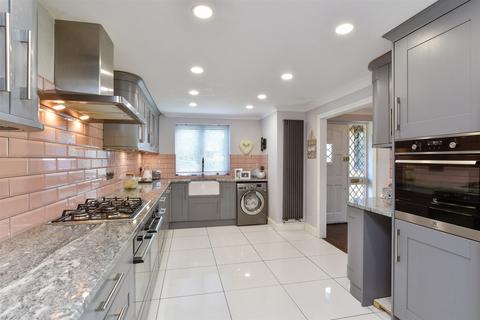 6 Fairacres, Tadworth, KT20 5QT