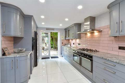6 Fairacres, Tadworth, KT20 5QT