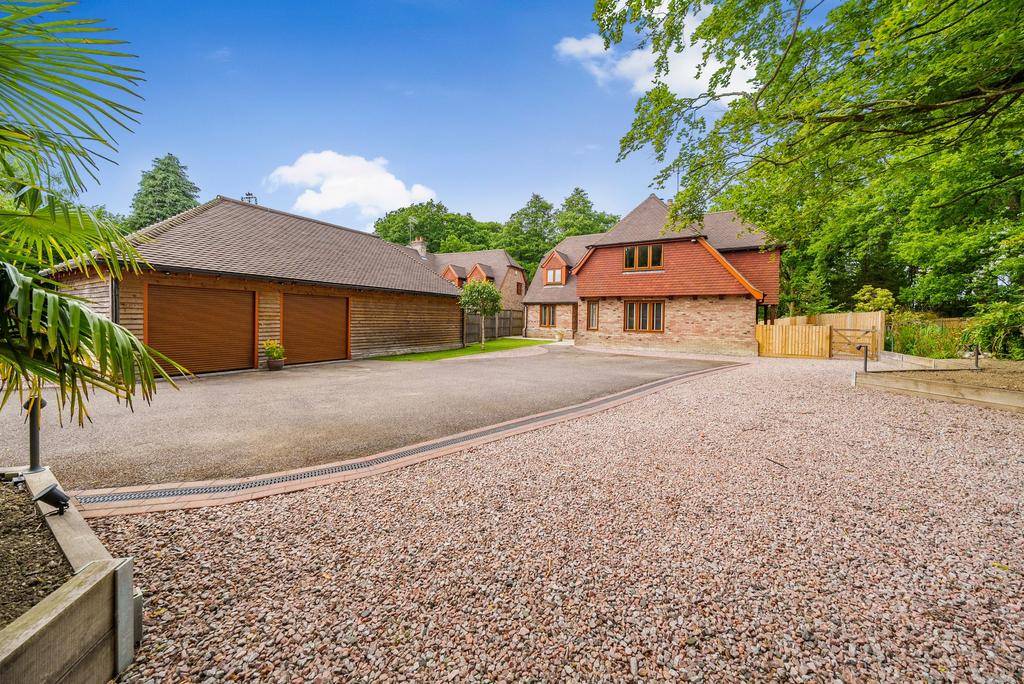 Copthorne Road, East Grinstead RH19 5 bed detached house for sale £