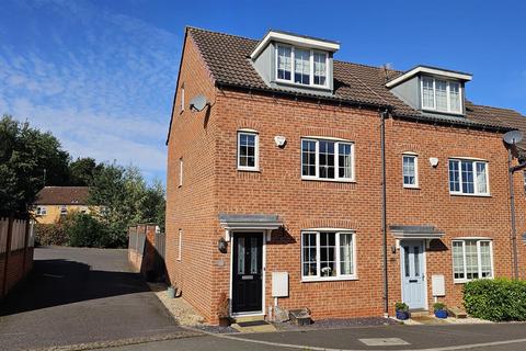 3 bedroom townhouse for sale, Medway Drive, Bingham NG13 8YD