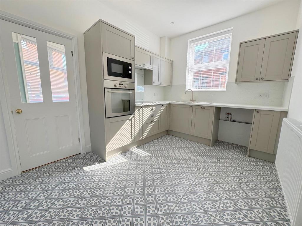North Avenue, Leek 3 bed end of terrace house to rent £800 pcm (£185 pw)
