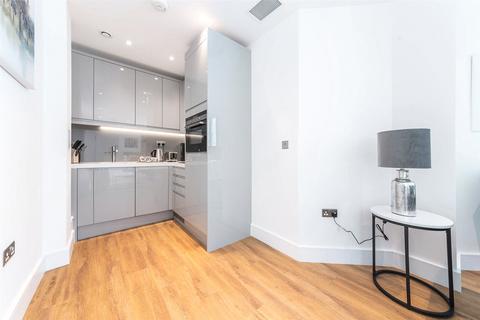 Studio to rent, Westgate House, London W5