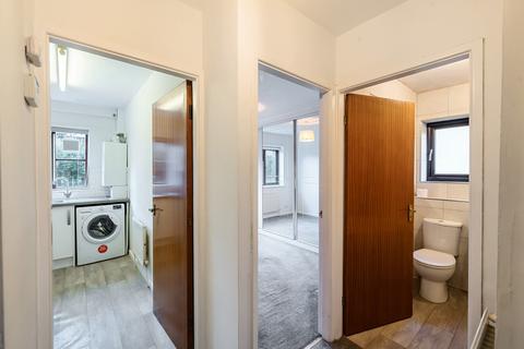 1 bedroom flat for sale, Kerry Garth, Horsforth, Leeds, West Yorkshire, LS18