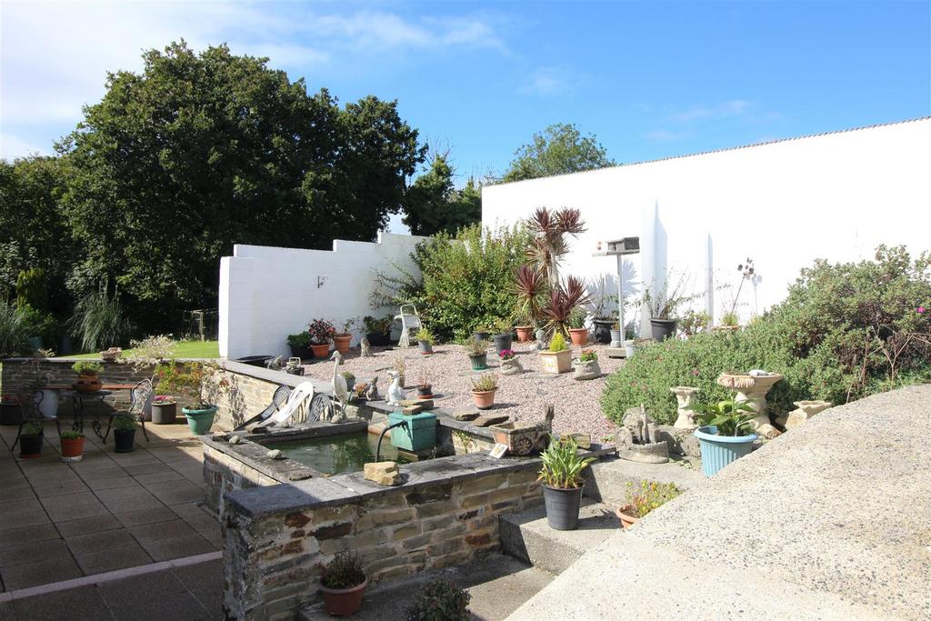 Rear patio garden area