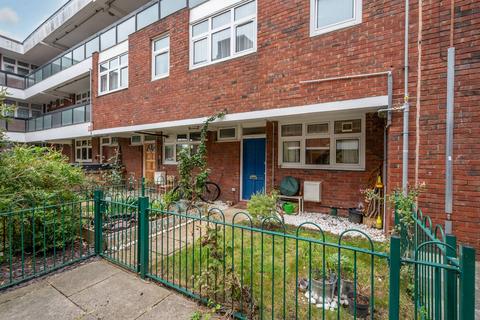 3 bedroom flat to rent, Woking Close, Putney, London, SW15