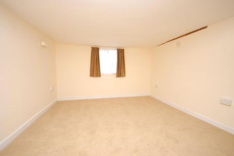 2 bedroom end of terrace house to rent, High Street, CM4