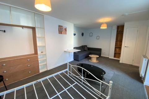 Studio to rent, St. Thomas Street, Penryn