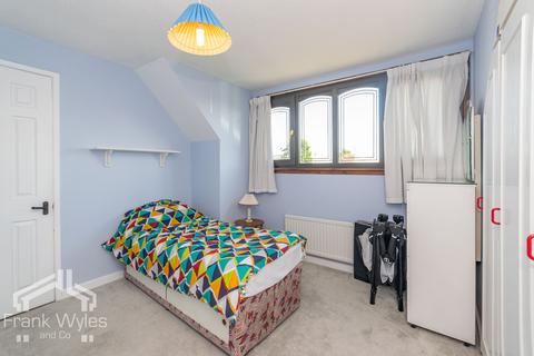 5 Benbow Close, Lytham St Annes, FY8 2TB