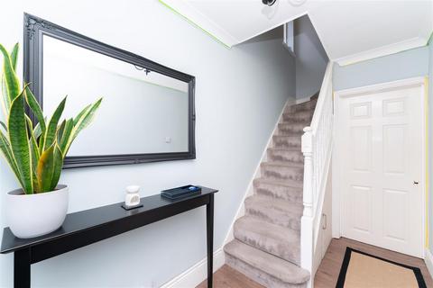 56 Goshawk Gardens, Hayes, UB4 8LB