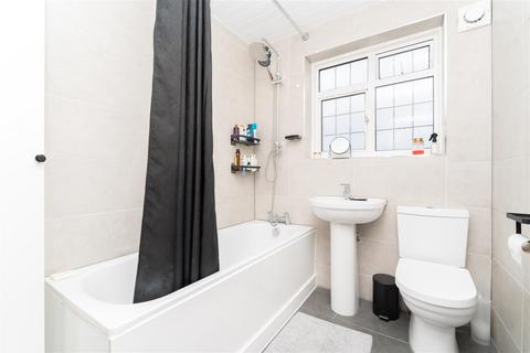 56 Goshawk Gardens, Hayes, UB4 8LB