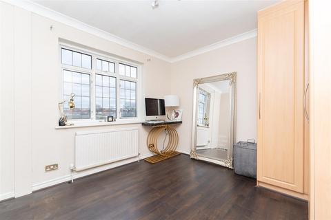 56 Goshawk Gardens, Hayes, UB4 8LB