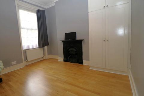 2 bedroom flat to rent, Falkland Road, London