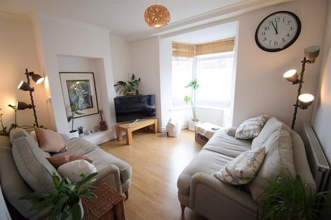 2 bedroom house to rent, Crofts Street, Cardiff