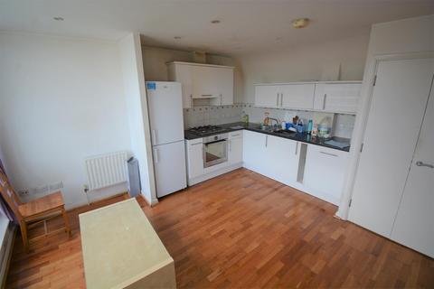 2 bedroom flat to rent, Hanworth Road, Hounslow TW3