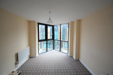 2 bedroom flat to rent, Hanworth Road, Hounslow TW3