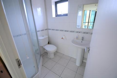 2 bedroom flat to rent, Hanworth Road, Hounslow TW3