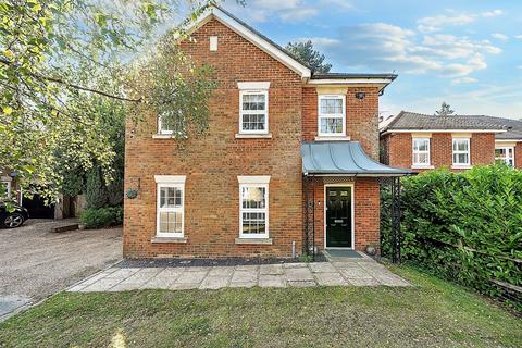 11 West Parkside, Warlingham, CR6 9PT