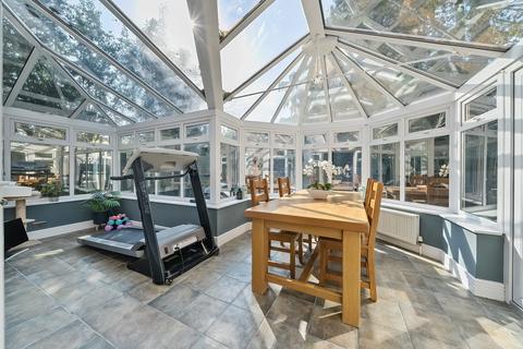 11 West Parkside, Warlingham, CR6 9PT