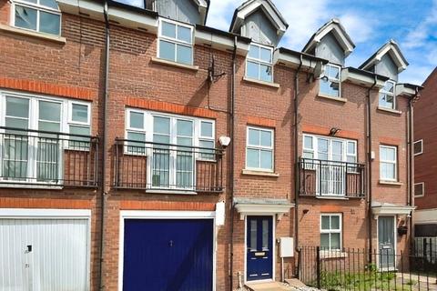 4 bedroom terraced house to rent, Bay Avenue, West Midlands WV14