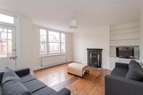 3 bedroom apartment to rent, Dinsmore Road, London SW12