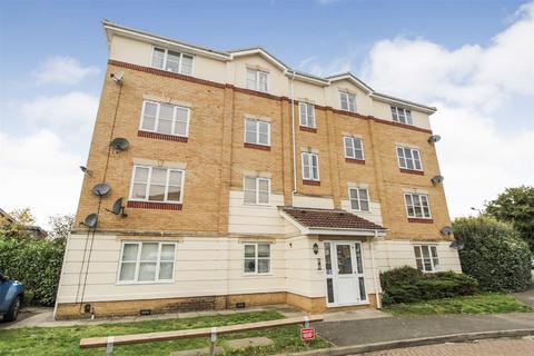 2 bedroom flat for sale, Cobham Close, Cippenham, Slough