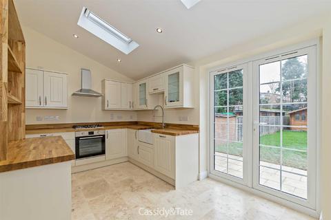 19 Bishops Close, St Albans, AL4 9AR