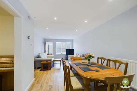 25 Auklet Close, Basingstoke, RG22 5JS