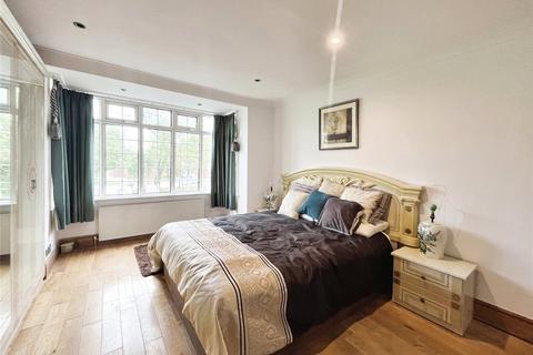 4 bedroom detached house to rent, The Avenue, Sunbury-on-Thames, Surrey, TW16